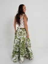 Falda larga de algodón con estampado floral en tonos azul y blanco. Tiene elástico en la cintura y viene con un cinto de rafia elastizado, desmontable.