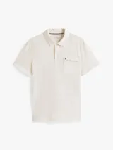 Chomba de manga corta en tejido jacquard elástico color blanco con textura de rayas horizontales. Presenta cuello clásico, tapeta con dos botones y un bolsillo de parche en el pecho con cierre de cremallera y logo bordado.
