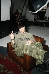 Crewneck de rústico piqué color verde militar con estampado en el frente y la espalda. Mangas ranglan.