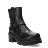 Botas de cuero negro con caña media, taco cuadrado y suela track. Presentan una tira decorativa con hebilla metálica alrededor del tobillo.