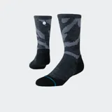 Medias tipo crew de corte medio, con diseño estampado abstracto en tonos grises y negros, con puntera y talón reforzados en color negro.