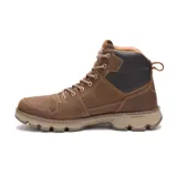 Bota de cuero color marrón con diseño resistente al agua, cuello acolchado en color oscuro, cordones bicolores y suela de goma dentada con tecnología de amortiguación.