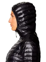 Campera puffer ultraligera de mujer, con diseño acolchado horizontal, cierre frontal completo y capucha integrada. Confeccionada en tejido ripstop reciclado con aislamiento de plumón de alta capacidad térmica.