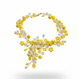 Collar Fahoma modelo Rama, realizado a mano con diseño de ramas doradas adornadas con cuentas y flores de cristal en tonos amarillos y transparentes.