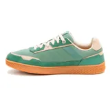 Championes Caterpillar modelo Pause Retro, de diseño urbano con combinación de lona y gamuza en tonos verde y beige. Presenta suela de goma color caramelo con textura hexagonal y cierre mediante cordones.