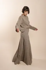 Falda larga color beige con finas rayas verticales marrones, de lana fina sin teñir, con amplitud en el ruedo y forro interior.