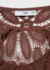 Vestido corto marrón de crochet con bordado floral, cuello redondo y espalda abierta.