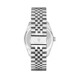 Reloj Maserati Attrazione con caja y brazalete de acero inoxidable. Presenta una esfera verde con diseño de líneas horizontales, índices aplicados y ventana de fecha con lupa a las 3 en punto. Movimiento de cuarzo y cierre desplegable.