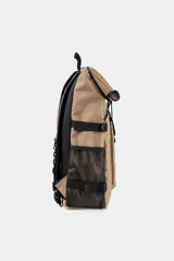 Mochila Carhartt modelo Philis de diseño roll-top en color marrón tostado. Cuenta con un compartimento principal con cierre de hebilla, bolsillo frontal con solapa y cierre vertical, bolsillos laterales de malla y correas de ajuste laterales.