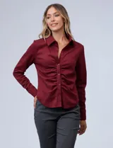 Camisa azul en símil suede, marca Ninety. Cuello con solapa y abertura central con botones. Delantera fruncida.