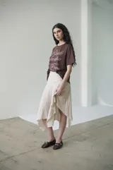 Remera de algodón blanca con estampado frontal en negro que dice "Rio de Janeiro" en letra cursiva y "Captivate Journey to Copacabana Lucha Clothing since 2019".