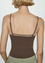 Top de punto fino color marrón, con escote cuadrado y tirantes finos ajustables. Presenta un diseño entallado y corto.
