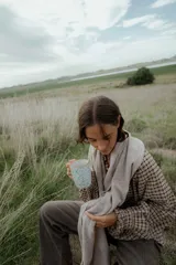 Bufanda de tejido suave en color beige, con diseño liso y terminaciones clásicas.