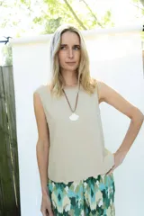 Musculosa de algodón color beige con logo bordado a tono en el borde inferior.