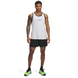 Musculosa deportiva Under Armour de la línea Project Rock, color blanco con detalles en negro en cuello y sisas. Presenta estampado frontal con el logo de la colección. Confeccionada en tejido técnico con tecnología Iso-Chill para disipar el calor, panel trasero de malla para ventilación y protección solar UPF 30.