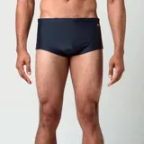 Traje de baño tipo slip de hombre Fila, modelo Basic II, en color gris grafito, con diseño clásico de natación y sutil logo de la marca en el lateral.