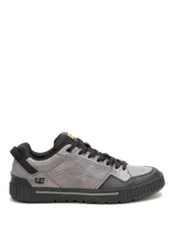 Championes Caterpillar modelo Axiom para hombre, color gris con detalles en negro. Confeccionados en cuero encerado desgastado y gamuza revestida, con suela de goma texturizada y cordones negros.