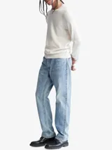 Sweater de punto liso color blanco hueso, con cuello redondo y puños y dobladillo en punto canalé. Presenta un pequeño logo bordado en el pecho.