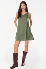 Vestido corto de lino verde militar, sin mangas, con escote redondo y bolsillos laterales.
