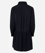 Vestido corto de corte evasé confeccionado en tricolina de algodón, color azul. Presenta cuello camisero, cierre frontal de botones y un panel central con detalle bordado calado. Posee mangas largas con puños abotonados.