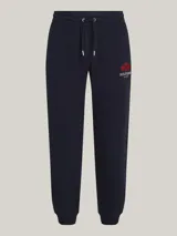 Pantalón de jogging azul marino, de corte cónico, con cintura elástica ajustable con cordón, bolsillos laterales y logo bordado en rojo.