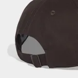 Gorra Adidas modelo Adicolor Classic Trefoil Baseball, color marrón con el logo del trébol bordado en tono dorado claro en el panel frontal. Cuenta con visera curvada y cierre ajustable con hebilla en la parte posterior.