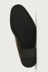 Zapato de vestir tipo derby marrón oscuro, con parte superior lisa y suela con ligero tacón.