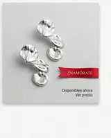 Caravanas de acero con diseño orgánico de tres piezas irregulares con acabado brillante.