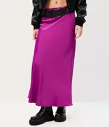 Pollera midi de satén de viscosa color fucsia, con cintura alta y modelado ajustado con leve evasé. Incluye cinturón ancho con hebilla.