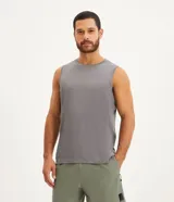 Musculosa deportiva masculina de corte regular, color gris melange, con cuello redondo y detalle reflectante en la parte inferior.