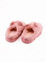 Pantuflas de peluche color tostado con diseño de cara de koala, orejas sobresalientes y suela de goma.