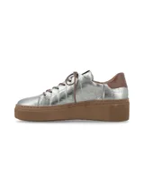Sneaker de cuero color plateado con textura efecto cocodrilo, suela plataforma de goma marrón y cordones de algodón.