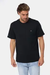 Remera básica de algodón color azul marino, de manga corta, con cuello redondo y logo bordado en el frente.