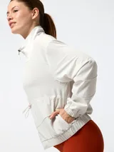 Campera cortavientos Bsoul color blanco, con cierre frontal, cordón ajustable en la cintura y puños elásticos.