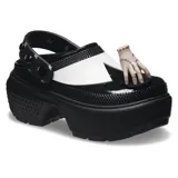 Zuecos Crocs Stomp de plataforma alta, color negro con detalles en blanco, con correa trasera ajustable y dijes Jibbitz inspirados en la serie Wednesday.