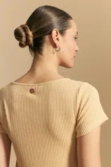 Remera de rib con escote redondo y manga corta, confeccionada en tejido acanalado que se ajusta al cuerpo.