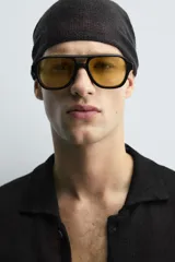 Sobrecamisa de punto negro de corte relajado, con cuello solapa y manga larga. Presenta cierre frontal de botonadura y acabados en rib.