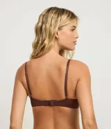 Soutien femenino modelo base, color marrón oscuro, confeccionado en microfibra, con asas ajustables y copa hueca.