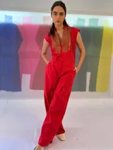 Mono largo azul marino con estampado dorado en la parte superior, cuello mao, sin mangas, con cinturón y bolsillos laterales.