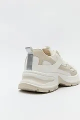 Zapatillas chunky color blanco y beige, con base robusta de 5,5 cm de altura.