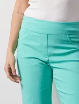 Pantalón capri blanco de gabardina elastizada. Pretina ancha elastizada, delantera con bolsillos simulados y trasera con bolsillos aplicados.