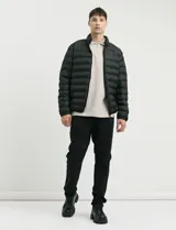 Pantalon de corte recto y estilo clásico en color negro, con cierre frontal y bolsillos laterales.