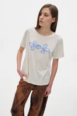 Remera negra de algodón con cuello redondo, manga corta y calce oversized. Estampado frontal con dos tigres blancos y texto azul "Armonía".