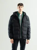 Campera puffer negra con capucha integrada y cordones de ajuste. Presenta diseño capitoneado, cierre frontal, bolsillos laterales con cierre y puños elásticos.