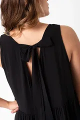 Vestido midi negro de algodón con escote en V y corte imperio.