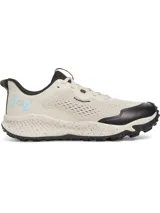 Championes de trail running Under Armour modelo Charged Maven, color beige con detalles en negro y logo celeste. Presentan una parte superior de malla técnica transpirable con refuerzos de poliuretano, entresuela Charged Cushioning para amortiguación y suela de goma con tacos multidireccionales para mayor tracción.