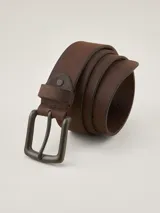 Cinturón de cuero marrón con hebilla metálica de diseño clásico y acabado mate.