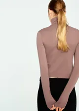 Camiseta de manga larga color tostado, con cuello alto y diseño ajustado.