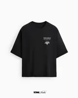 Remera negra de algodón con corte boxy y estampado en el frente y la espalda con la frase "Where there is dust and rope".