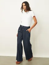 Jean de corte wide leg en color azul oscuro, con cintura elástica ajustable mediante cordón y cierre frontal con botón.